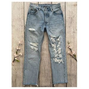 D1 -- LEVI'S 501 light blue destroyed cut hem women's button fly denim jeans 25